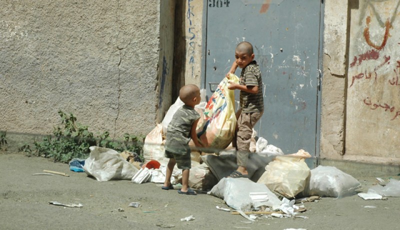 إنها أكياس مليئة بالمعاناة، يحملها هؤلاء الأطفال لعل وعسى يجدون فيها ما ينفعهم، إنها صورة مناقضة تماما لواقع ارتفاع أسعار النفط؟