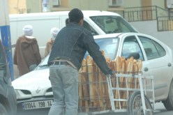 كل الطرق أصبحت مسموحة بل ومشروعة لبيع الخبز، كهذا المواطن في ولاية غرداية يجر عربة خبز في وسط الطريق.