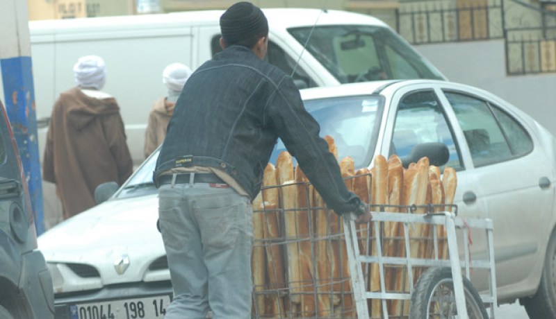 كل الطرق أصبحت مسموحة بل ومشروعة لبيع الخبز، كهذا المواطن في ولاية غرداية يجر عربة خبز في وسط الطريق.