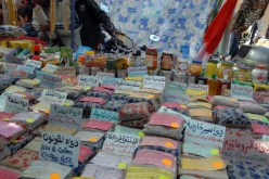 لا تتعجبوا إنها صيدلية شعبية متنقلة،خارج أطر الرقابة، وذلك بعد موجة ارتفاع الأسعار التي طالت حتى الدواء، فوجد البعض من هواة المداواة بالأعشاب ضالتهم.