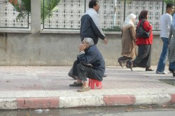 لم يجد هذا المواطن البسيط، أين يقضي وقته إلا جالسا إلى هذا الرصيف، طبعا من فرط ما وفرت الحكومة من أسباب الراحة، يمضي المتقاعدون في بلادنا هكذا أوقاتهم؟