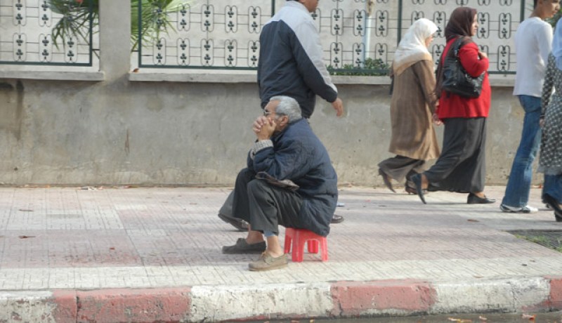 لم يجد هذا المواطن البسيط، أين يقضي وقته إلا جالسا إلى هذا الرصيف، طبعا من فرط ما وفرت الحكومة من أسباب الراحة، يمضي المتقاعدون في بلادنا هكذا أوقاتهم؟