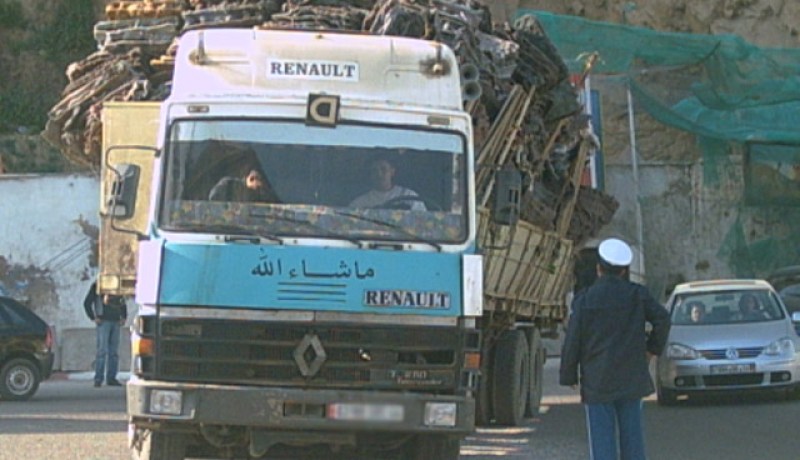 يقف هذا الشرطي عاجزا أمام هذا المشهد، ففضلا عن تجاوز الشاحنة الحمولة القانونية، فان السائق المحترم يكون قد عبأها بمختلف أنواع الخردوات، ودون احترام شروط الأمن والسلامة، ماشاء الله.
