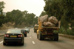 الصورة تعبير صارخ عن لامبالاة اصحاب الوزن الثقيل بكل الاحتياطات الامنية والوقائية المطلوبة وخاصة بعد كوارث اودت بحياة العديد من الارواح.