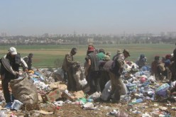 صارت القمامة مصدر رزق العديد من العائلات، كما تبرزه هذه الصورة الملتقطة في مفرغة واد السمار بالجزائر العاصمة، بعد ان عجزت الحكومة عن توفير مناصب عمل شريفة لهؤلاء.