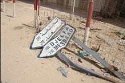 منذ أزيد من شهر، وهاتين اللافتتين على هاته الحالة، ورغم تواجدهما على مقربة من محطة الحافلات لمدينة تقرت أمام أعين المارة، إلا ان المصالح المكلفة باعادة تثبيتهما لم تحرك ساكنا الى اليوم .