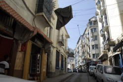 بهذه الطريقة يدخل الجزائريون الالفية الثالثة، كوابل وصحون مقعرة في كل شرفة، من قال ان الجزائريين بعيدون عن التطور الحاصل في مجال تكنولوجيا الاتصال؟