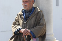 بعد عقود من الزمن يقف هذا الشيخ  متكئا على عصاه، وقفة تفكير في مستقبل الأجيال، وفي السبيل لملء قفته الفارغة، بالرغم من الوعود المعسولة التي يسمعها الجميع من هنا وهناك بتحسين القدرة الشرائية.