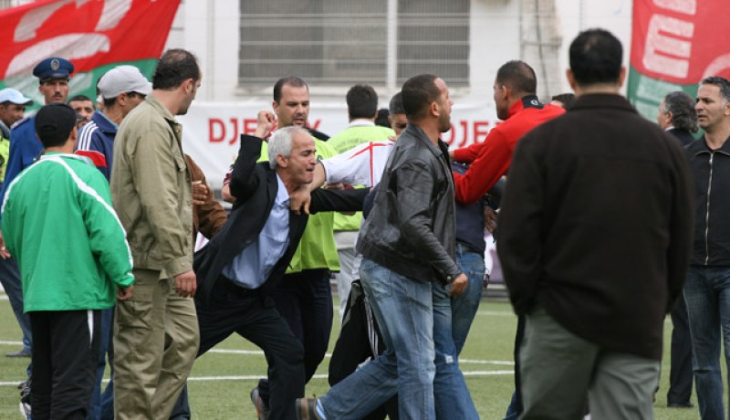 يتواصل مسلسل العنف في الملاعب، وهذه المرة طال مصور جريدة وطنية، وذلك في مقابلة من طرف بعض المسيرين، بعد المقابلة التي جمعت مولودية الجزائر وأهلي البرج؟