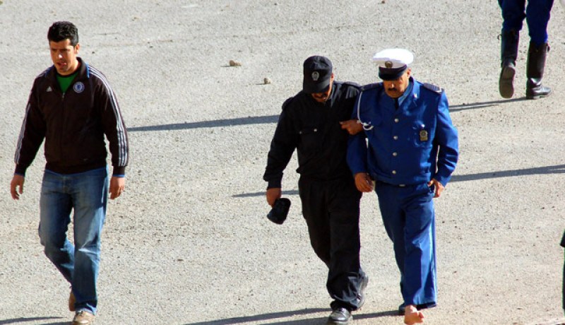 يظهر الشرطي وهو في حالة من القلق بعد تعرضه لإصابات طفيفة بعد المواجهات بين فريق إتحاد عنابة وإتحاد سطيف والتي حولت أفراد الشرطة إلى حلبة!