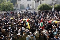 فلسطينيون يطلقون حملة لإزالة الأعلام الإسرائيلية من مدن الضفة الغربية