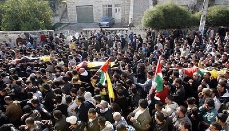 فلسطينيون يطلقون حملة لإزالة الأعلام الإسرائيلية من مدن الضفة الغربية