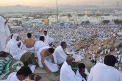 الحجاج يصلون إلى جبل عرفات لأداء الركن الأعظم في الشعيرة