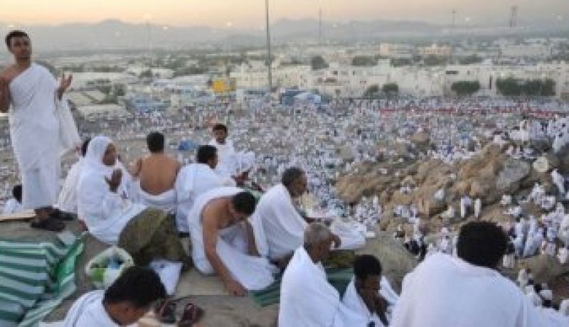 الحجاج يصلون إلى جبل عرفات لأداء الركن الأعظم في الشعيرة