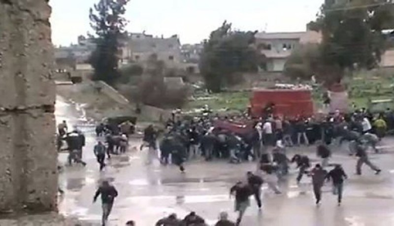 مقتل 16 عسكريا  في كمين وانفجار قنبلة بسوريا