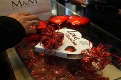 عيد العشاق في إيران.. مرغوب من الشباب ومرفوض من الحكم