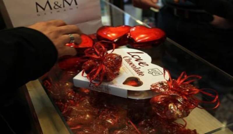 عيد العشاق في إيران.. مرغوب من الشباب ومرفوض من الحكم