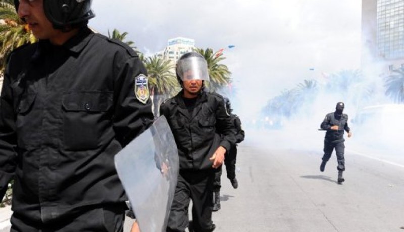عناصر الأمن في تونس تطالب بحمايتها غداة اشتباكات ليلية مع سلفيين