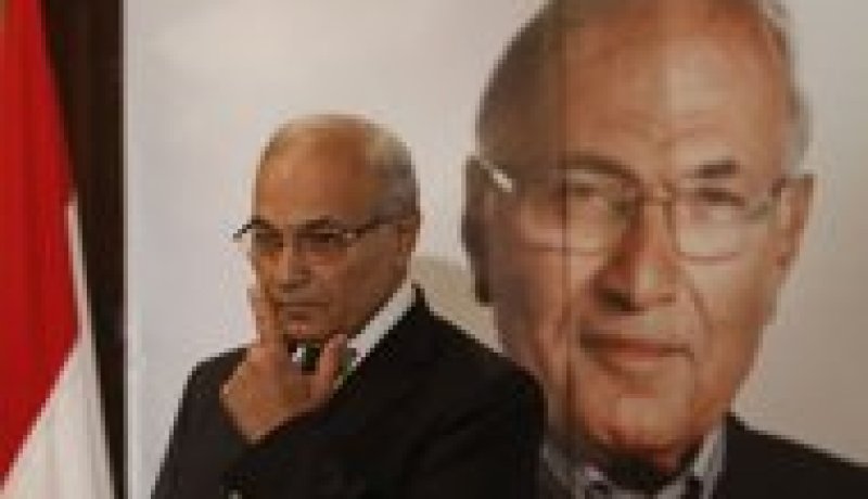 شفيق يهاجم الاخوان المسلمين ويتهمهم بالظلامية