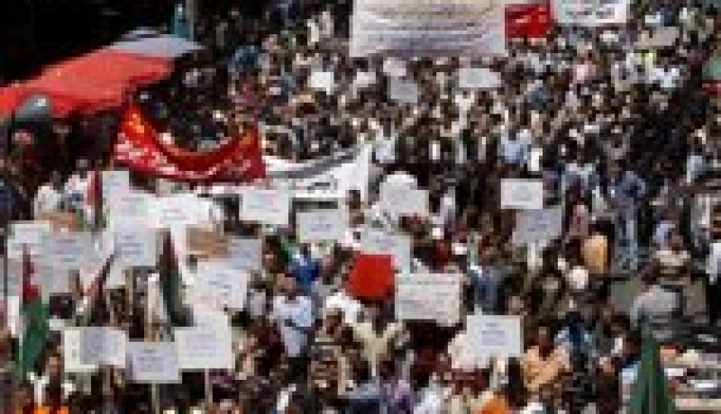 المئات يتظاهرون في عمان مطالبين بالاصلاح الاقتصادي والسياسي