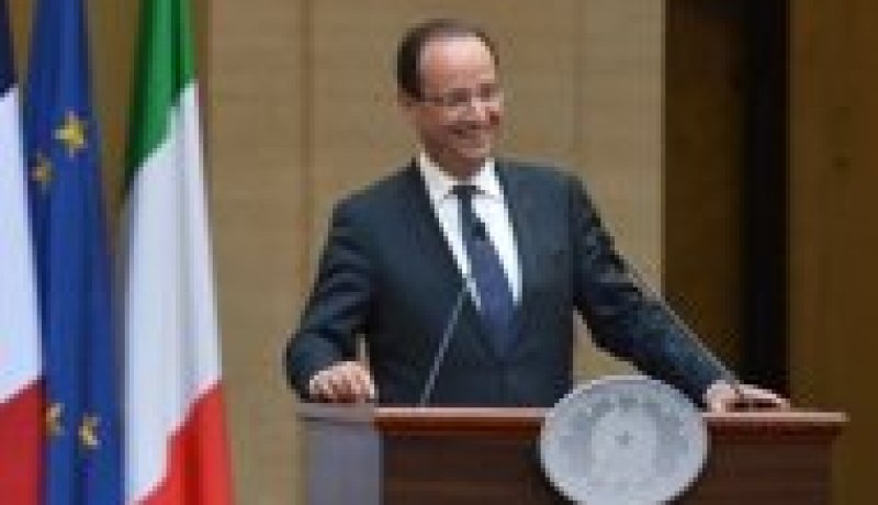 فرنسوا هولاند في طريقه للفوز بالاغلبية رغم مشكلته السياسية العاطفية
