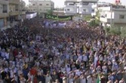 آلاف السوريين في تظاهرات جمعة النفير العام و22  قتيل في اعمال عنف