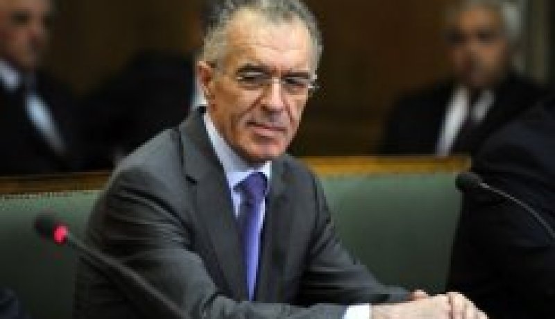 إدخال وزير المال اليوناني الجديد إلى المستشفى