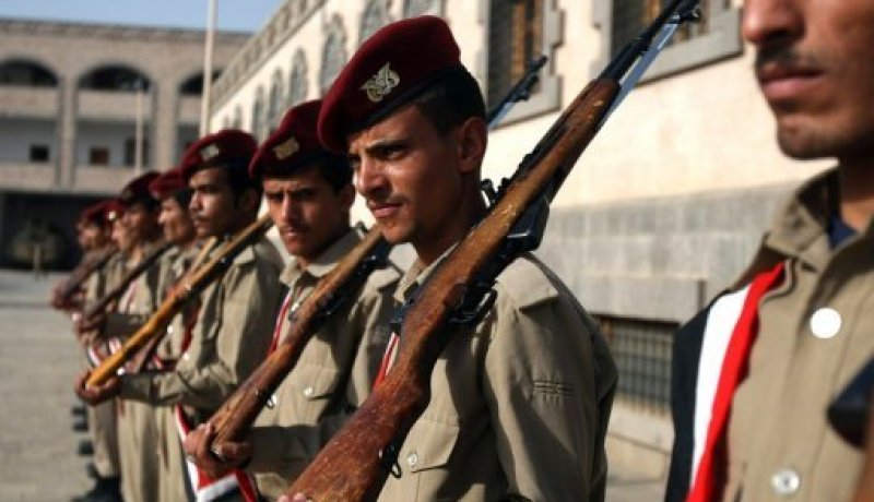 مسلحون يخطفون جنديا يمنيا ويقطعون أصابع يده