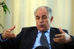 محافظ البنك المركزي يقول إن أحزابا سياسية في تونس تريد السيطرة على البنك