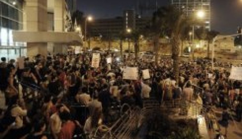 وفاة اسرائيلي متاثرا بحروق اصيب بها عندما اشعل النار في نفسه خلال تظاهرة