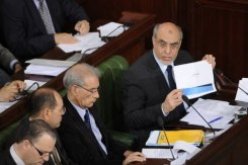 استمرار الخلاف حول النظام السياسي لتونس قد يؤدي إلى تنظيم استفتاء