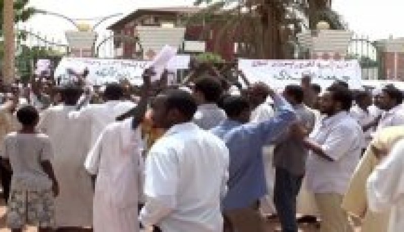 محكمة سودانية توجه تهمة الإرهاب إلى ناشطين معارضين اثنين