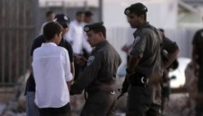 يهود متطرفون يرشقون فلسطينيين بالحجارة في القدس