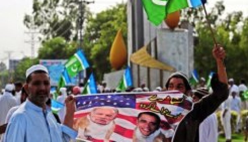 الشرطة تفرق متظاهرين بالغاز المسيل للدموع قرب القنصلية الاميركية في بيشاور
