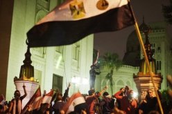 المصريين امضوا الليل حول القصر الرئاسي في القاهرة