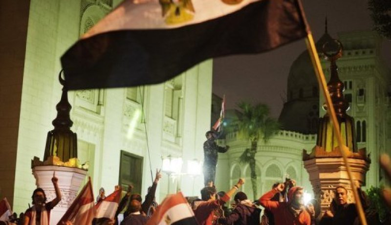المصريين امضوا الليل حول القصر الرئاسي في القاهرة
