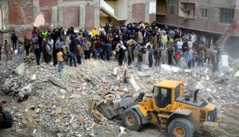 31 قتيلا و20 مصابا في انهيار بنايتين وحادث قطار في مصر