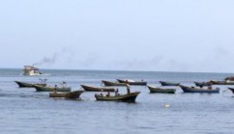 البحرية المصرية تصيب صيادين فلسطينيين اثنين وتعتقل خمسة اخرين