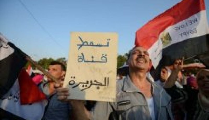 السلطات المصرية ترحل ثلاثة صحافيين اجانب يعملون لحساب قناة الجزيرة