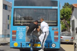 يلجأ بعض شبابنا إلى تصرّفات أقل ما يقال عنها أنها غير عقلانية. هذان الشابان يخاطران بحياتهما وهما متشبثان بهذه الكيفية في هذه الحافلة. فهل وراء هذا التصرف نقص عاطفي أم إجتماعي؟ والسؤال موجّه لأهل الاختصاص
