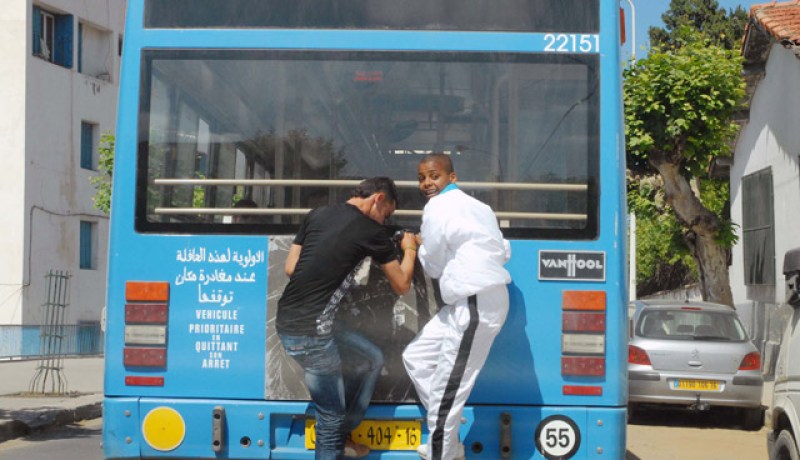 يلجأ بعض شبابنا إلى تصرّفات أقل ما يقال عنها أنها غير عقلانية. هذان الشابان يخاطران بحياتهما وهما متشبثان بهذه الكيفية في هذه الحافلة. فهل وراء هذا التصرف نقص عاطفي أم إجتماعي؟ والسؤال موجّه لأهل الاختصاص