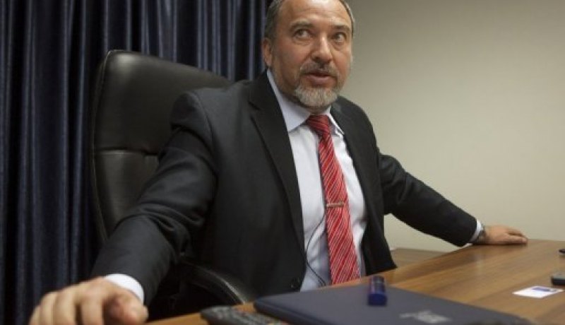 ليبرمان يعلن استقالته كوزير للخارجية عقب اتهامه باساءة الائتمان