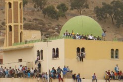 أمام تزايد متاعب المعلقين الرياضيين في الملاعب مع تزايد المخاطر والتهديدات من طرف الأنصار لم يجد هذا المعلق إلا عربة التلفزة الوطنية للفرار بجلده من الضرب!!