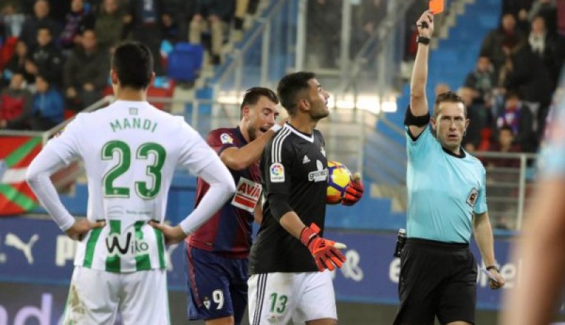 بالفيديو.. ماندي يُطرد بسذاجة