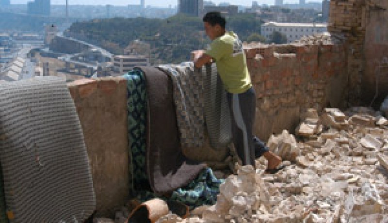 زلزال بقوة 5.6  درجات يضرب وهران:وفاة شخصين، حوالي 30 جريحا، 35 حالة انهيار عصبي، مواطنون مهددون بالموت تحت الأنقاض ومسؤولون محليون يكرّمون أو يهانون!!!