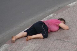 بسبب تخلي المصالح التابعة لوزارة التضامن الوطني عن التكفل بها لم تجد هذه السيدة التي لا سكن يؤويها إلا الإرتماء في الشارع قرب نافورة أول ماي بالعاصمة. ولأن وزارة التضامن الوطني قد ألحقت بها الجالية فما على هذه السيدة إلا الانتظار حتى يغادر أفراد الجالية ا