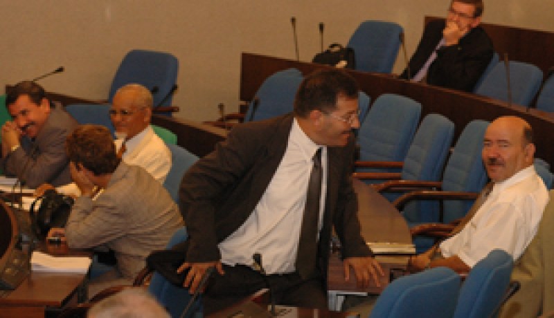 هكذا يقضي النواب يومهم في مناقشة مشاريع القوانين : غيابات… هروب من قاعة الجلسات… مناوشات… وقلة اهتمام بمناقشة مشاريع القوانين