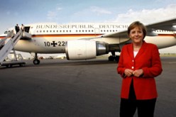 الأمن يوقف ستة عمال والتحقيق يؤكد أن الثقب ناتج عن ارتطام وليس تخريبا:المستشارة الألمانية تغادر الجزائر بطائرة “الخطوط الجزائرية” بعد إصابة طائرتها