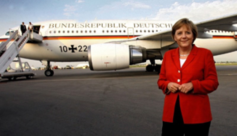 الأمن يوقف ستة عمال والتحقيق يؤكد أن الثقب ناتج عن ارتطام وليس تخريبا:المستشارة الألمانية تغادر الجزائر بطائرة “الخطوط الجزائرية” بعد إصابة طائرتها