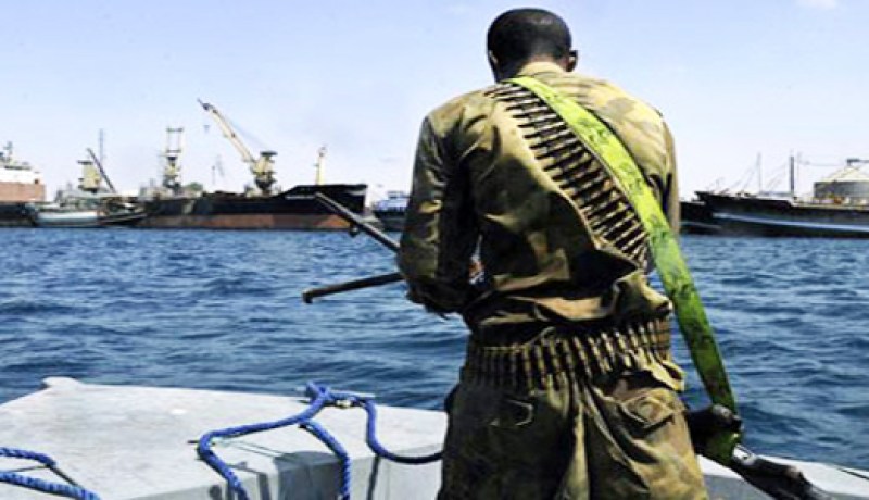 نقل البحار الجزائري الذي أطلق سراحه من قبل القراصنة الصوماليين إلى الجزائر